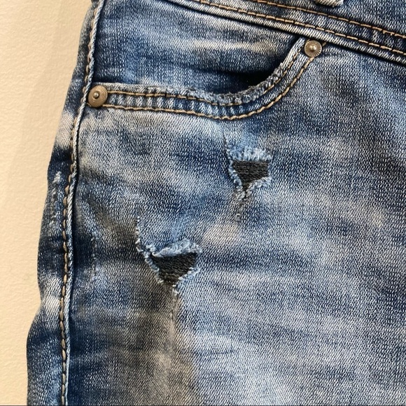 SILVER JEANS CO Sz 29 x 2.75” Vintage High Rise Light Distressing Shorts - Picture 4 of 9